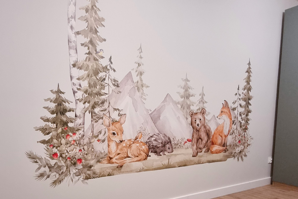 Leśny mural ze zwierzętami wydrukowany na jasnej ścianie