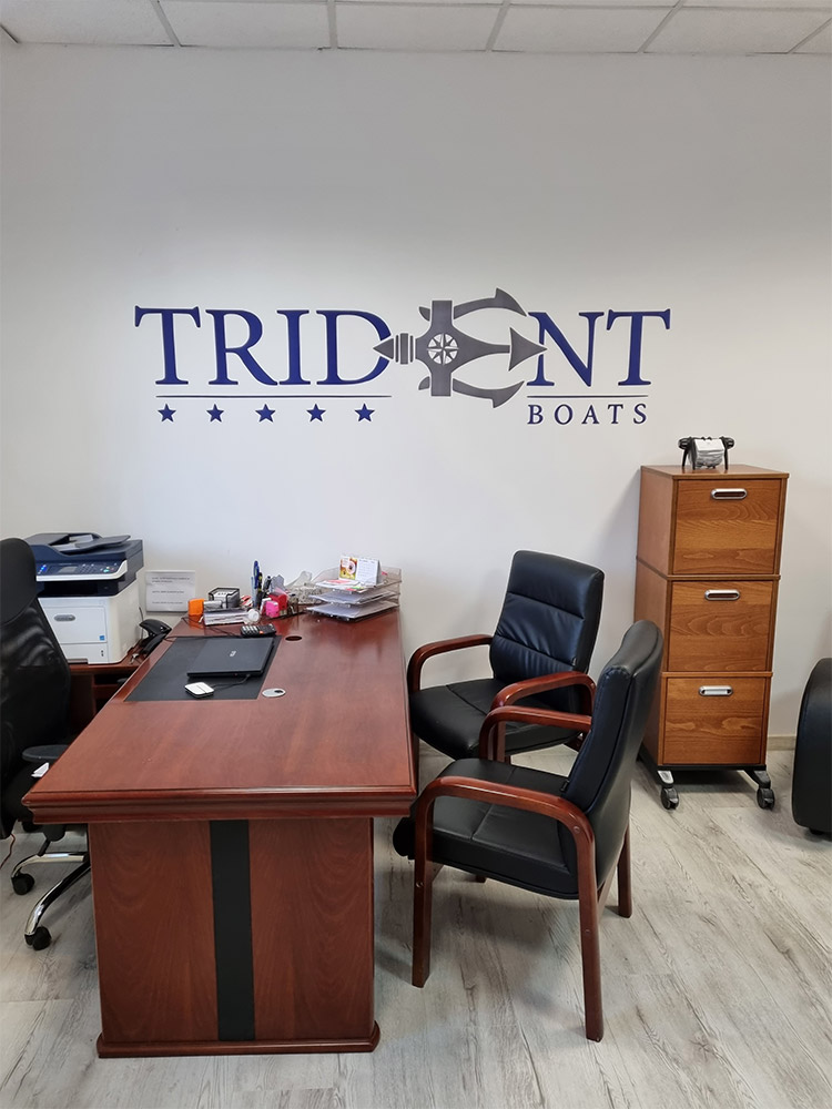 Logo Trident Boats wydrukowane na ścianie biura