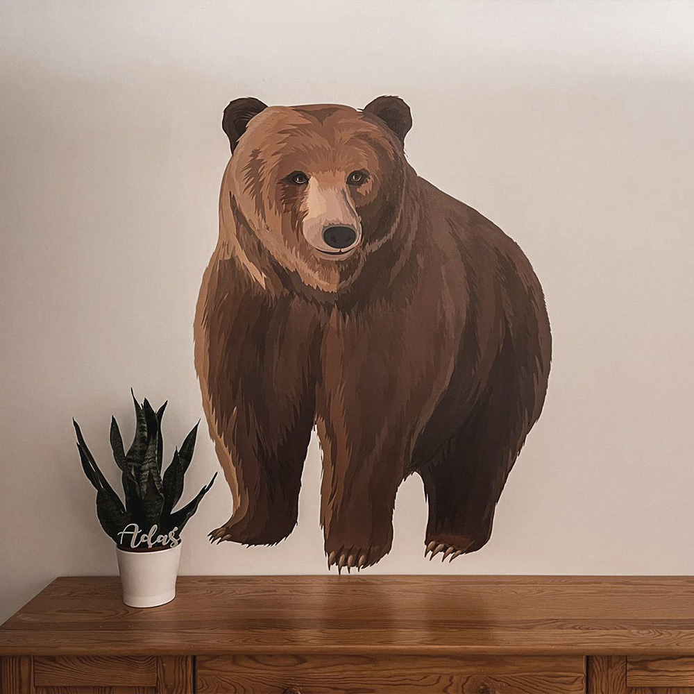 Ilustracja niedźwiedzia wydrukowana na jasnej ścianie