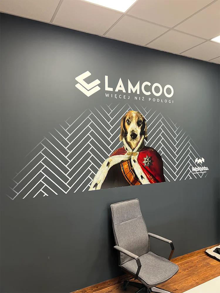 Logo LAMCOO i portret psa wydrukowane na ścianie biura