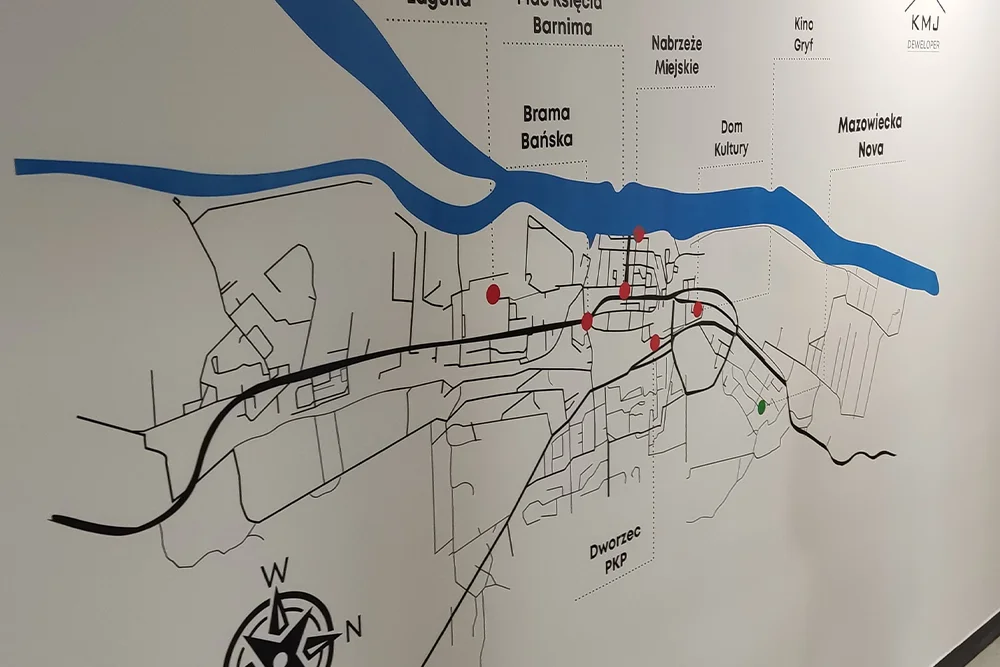 Dekoracyjna mapa miasta z zaznaczonymi punktami i kompasem